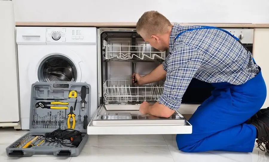 Gölbaşı Gaggenau servisi teknisyen ekibi beyaz eşya tamiri yaparken